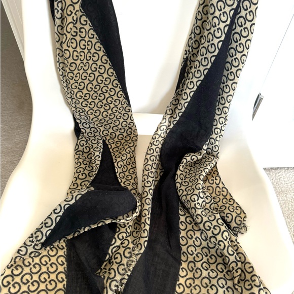 Vintage Gucci Beige and Black GG Logo Lightweight Scarf - Picture 1 of 10